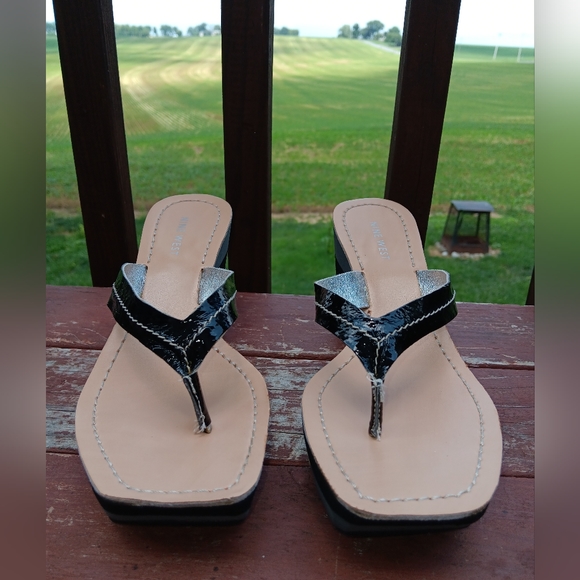 Nine West Wedge Thong Flip Flops - Black/Gray - Size 6 - Picture 4 of 12